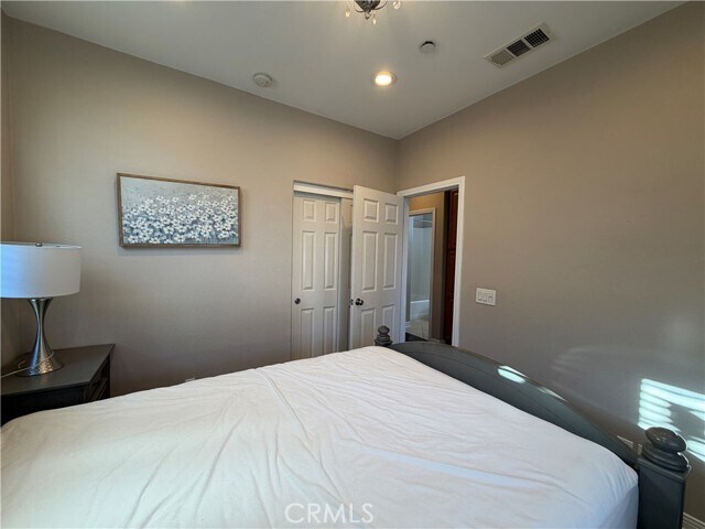 Building Photo - 615 W 1st St