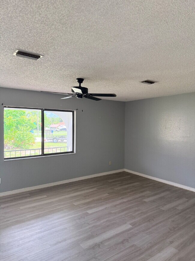 Building Photo - Adorable 2 Bedroom, 1 Bathroom, 1 Car Garage Home on a Large Corner Lot for rent.