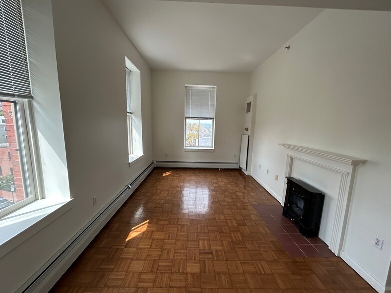 Building Photo - 79 Bramhall St
