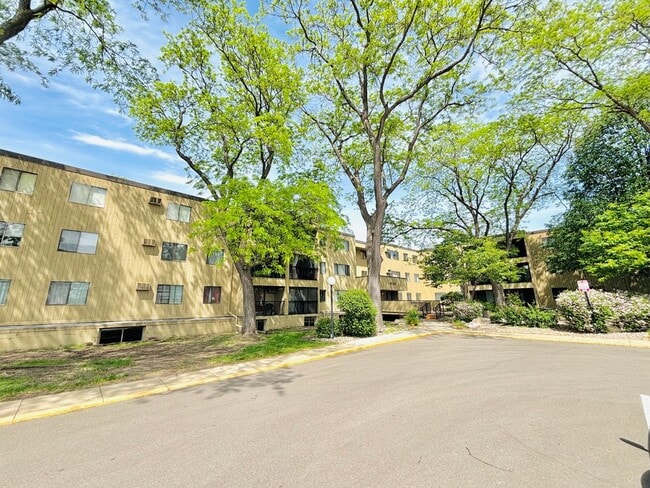 Building Photo - LOCATION LOCATION!  Prime, 1 bed/1 bath Co...