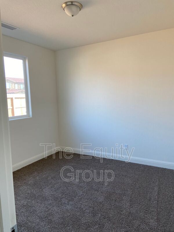 Building Photo - 1829 W Prescott Ave