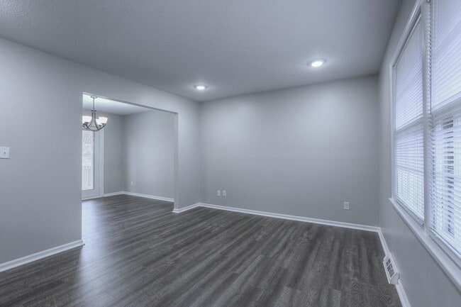 Building Photo - 6725 NW Hilldale Dr