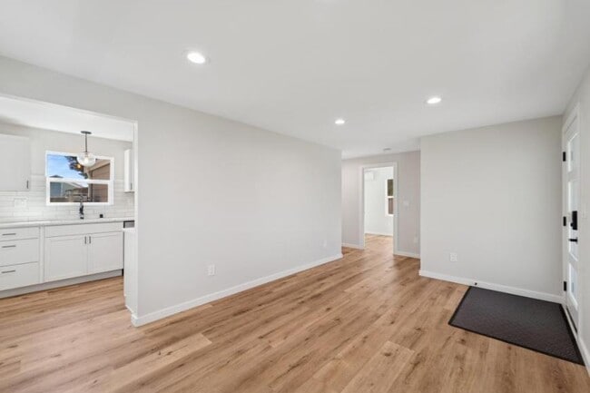 Building Photo - 3 bedroom in Seattle WA 98103