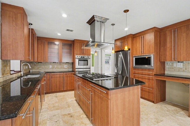 Building Photo - 4 Bedroom, 4 Bath in the heart of Emory, CDC corridor