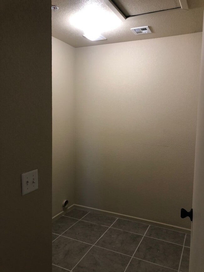 Building Photo - 3 bedroom Townhome in Desert Sky!