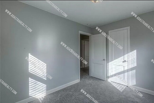 Building Photo - Beautiful Roeland Park Ranch-Available NOW!!