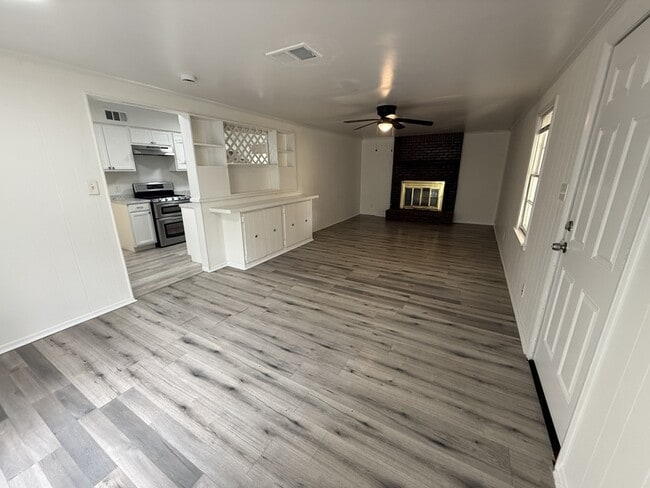 Building Photo - 914 Stratford Rd