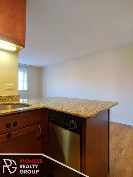 Building Photo - 643 W Wrightwood Ave