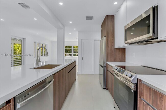 Building Photo - 524 NE 65th St