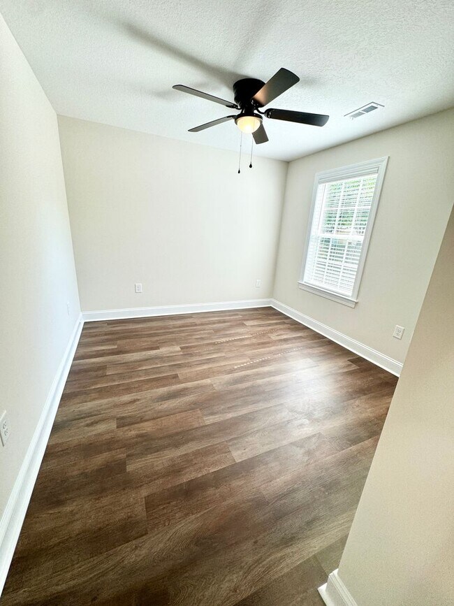 Building Photo - 2014 Phoenix Dr