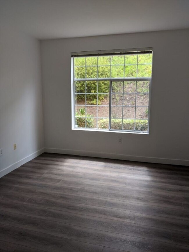 Building Photo - 2 Bedroom-2 Bathroom Single Story Condo in...