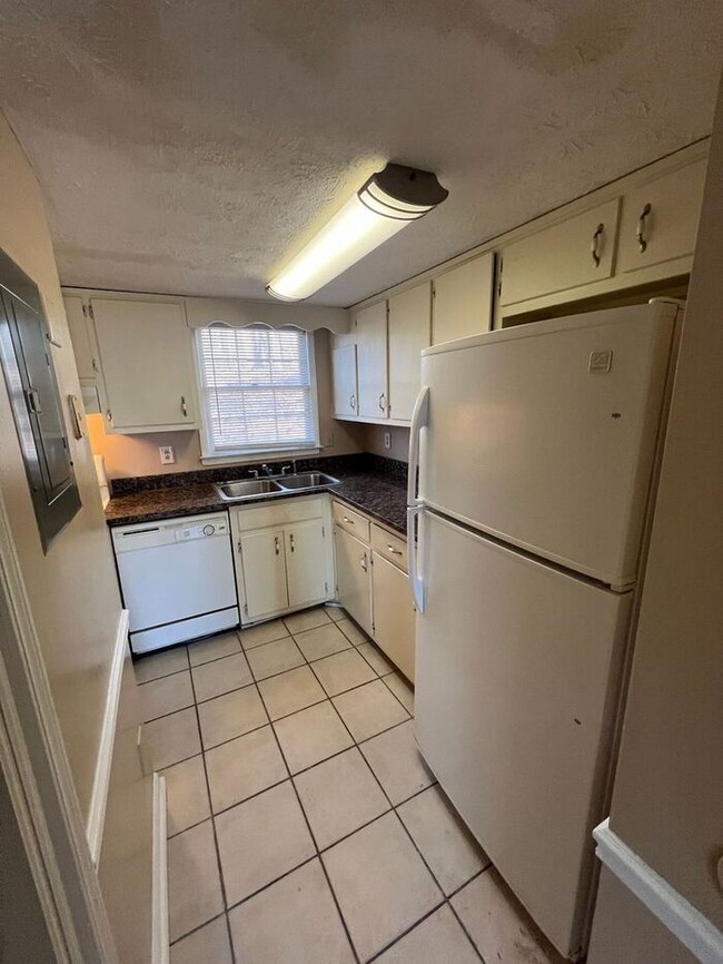 Building Photo - Available now!! Come view our 2 Bedroom / ...