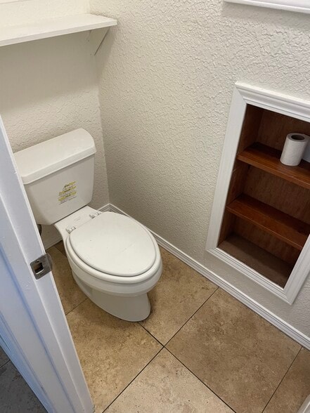 1/2 bathroom - 4659 34th St