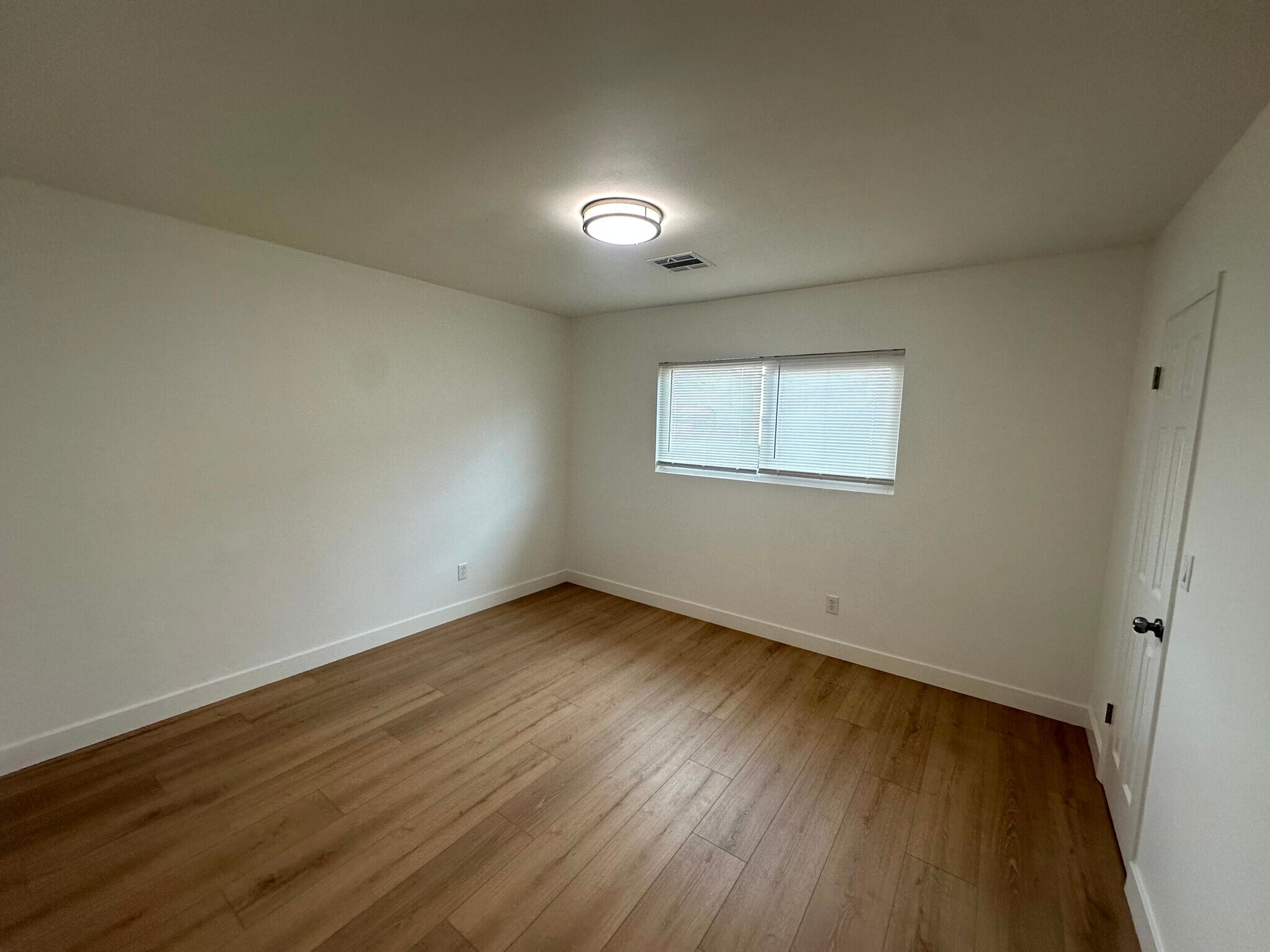 Building Photo - 836 W Olive Ave