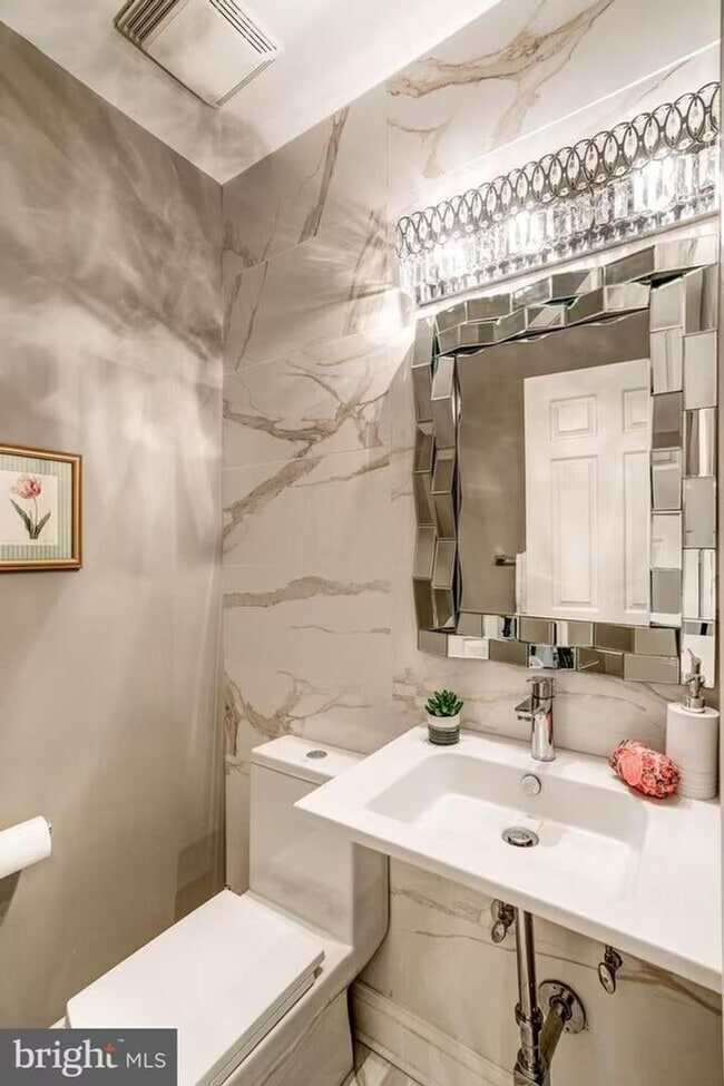 Building Photo - Sun-Drenched 2BR/2.5 BA Townhouse Condo in Gated Sutton Place