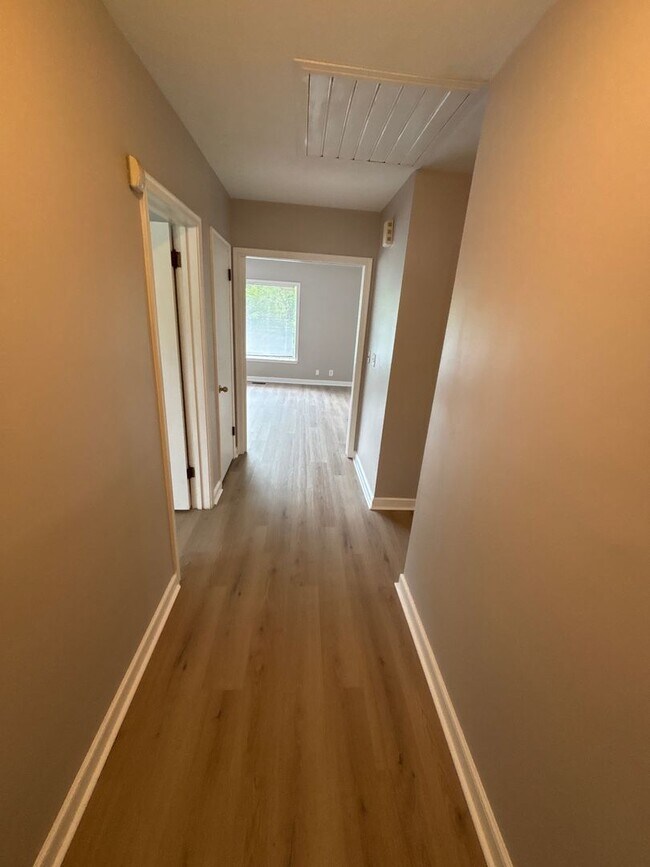 Building Photo - Spacious 4 bedroom 1 bathroom single family home