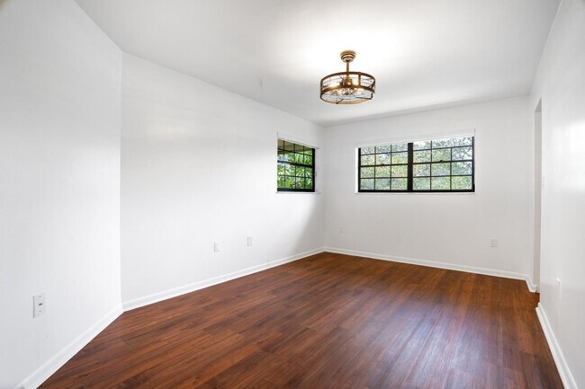 Building Photo - 927 N E St