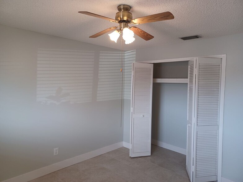 Building Photo - Community Pool / All Tiled Unit with a screened in lanai / Water Included & 1 mnth FREE