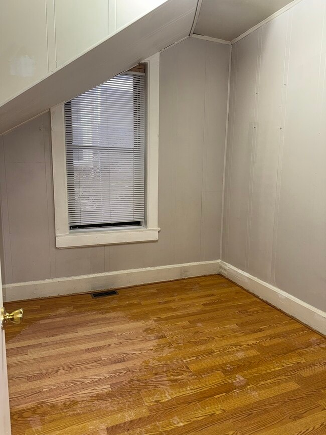 Building Photo - 940 W 31st Pl