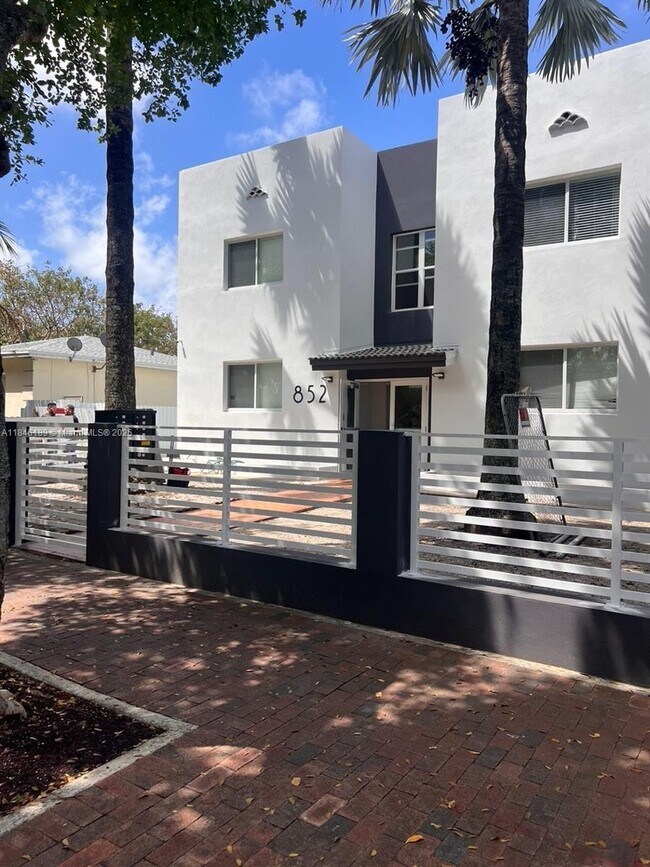 Building Photo - 852 SW 13th Ave