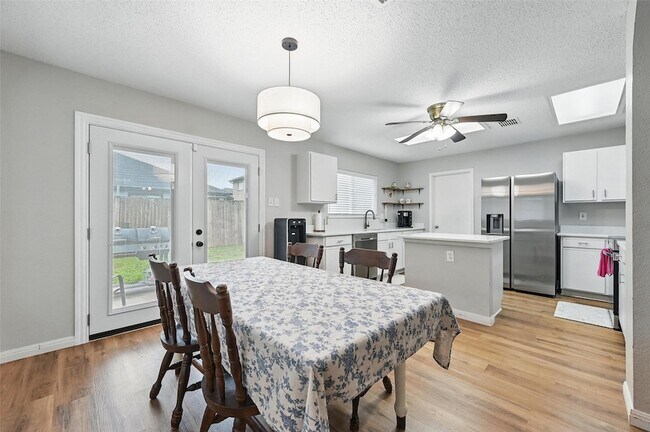 Building Photo - 636 Capricorn St