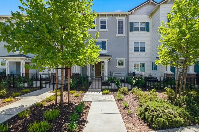 Building Photo - Spacious 3 Bed Townhome with Garage, A/C & Modern Finishes