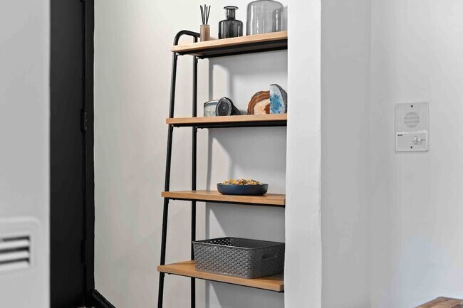 Building Photo - 1421 W Addison St