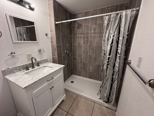 Building Photo - 1040 Jade Dr