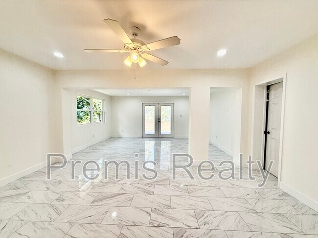 Building Photo - 2014 Pinehurst Dr