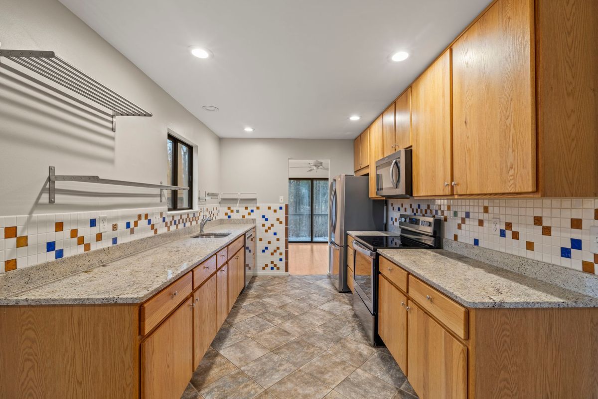 Building Photo - 431 Lynetree Dr