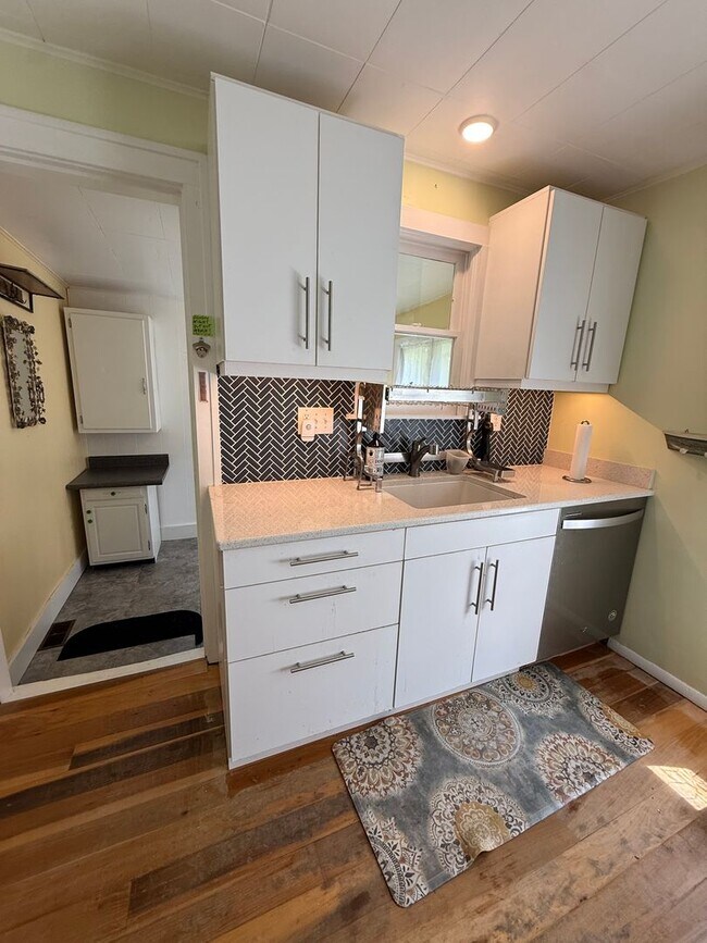 Building Photo - 2 Bedroom Home Available August 2026