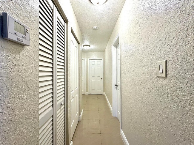 Building Photo - 525 NW 15th Terrace