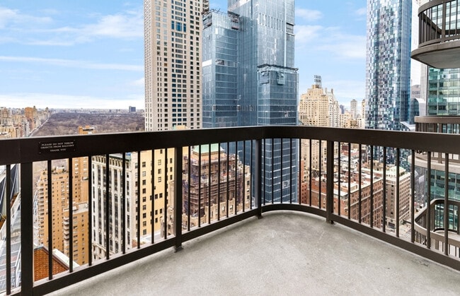 Building Photo - 225 W 56th St