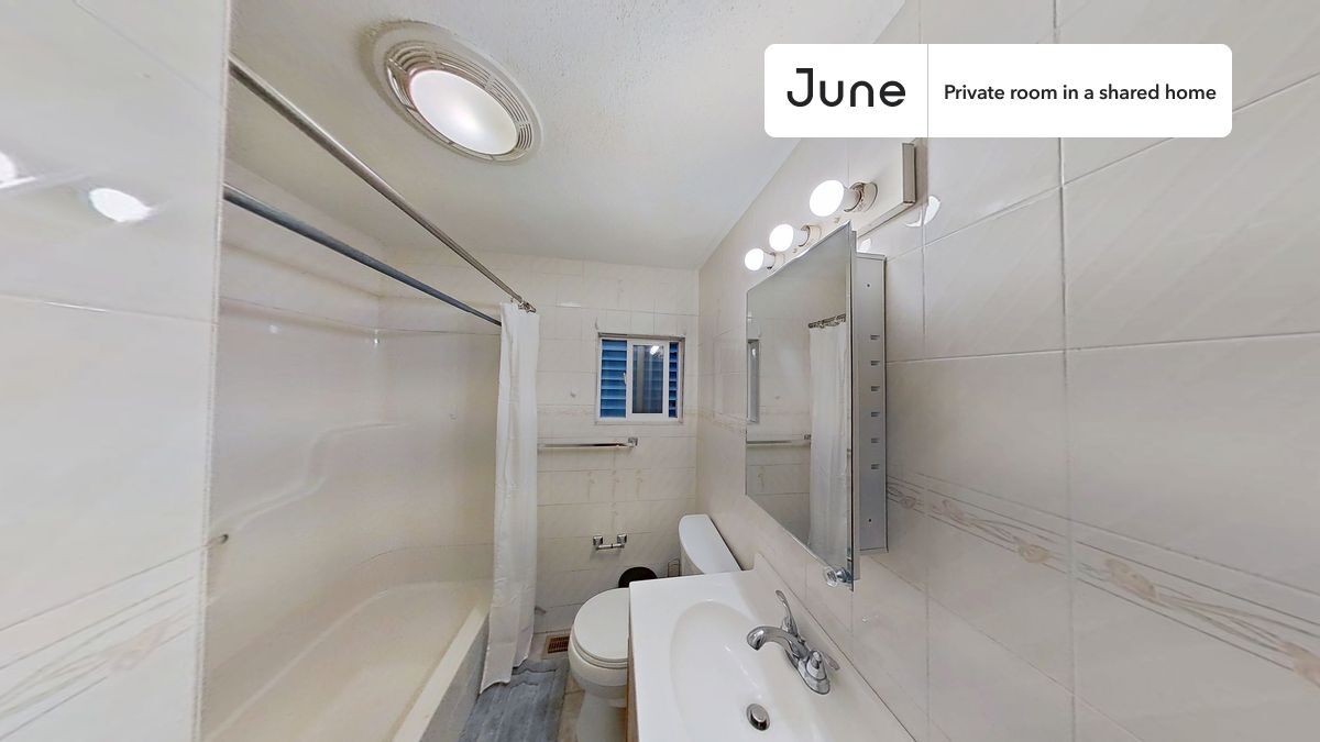 Building Photo - Private bedroom in 3 bed/2 bath Home