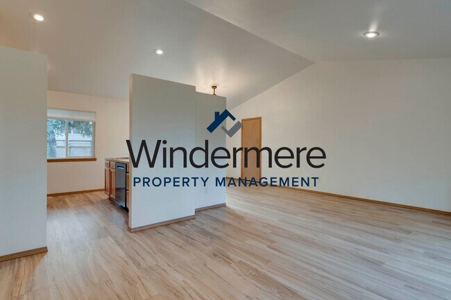 Building Photo - Single-Level 3 Bedroom Home with Fenced Yard