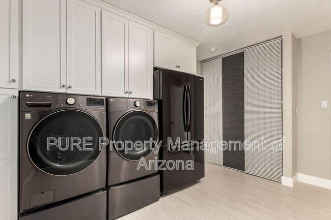 Building Photo - 417 E Rose Ln