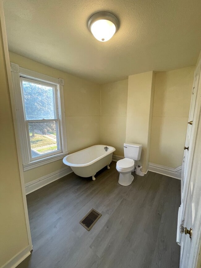 Building Photo - Beautifully renovated 3 bedroom home in Ne...