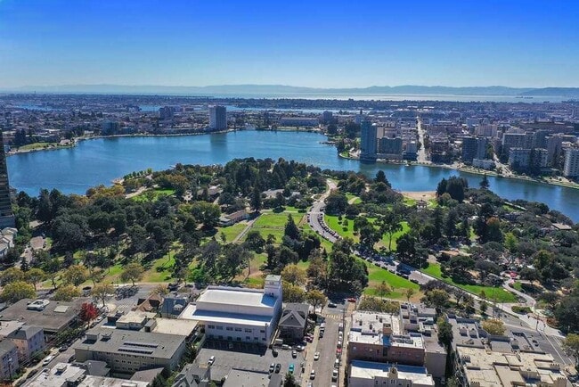 Building Photo - Updated Condo Steps from Lake Merritt with Parking and Utilities Included