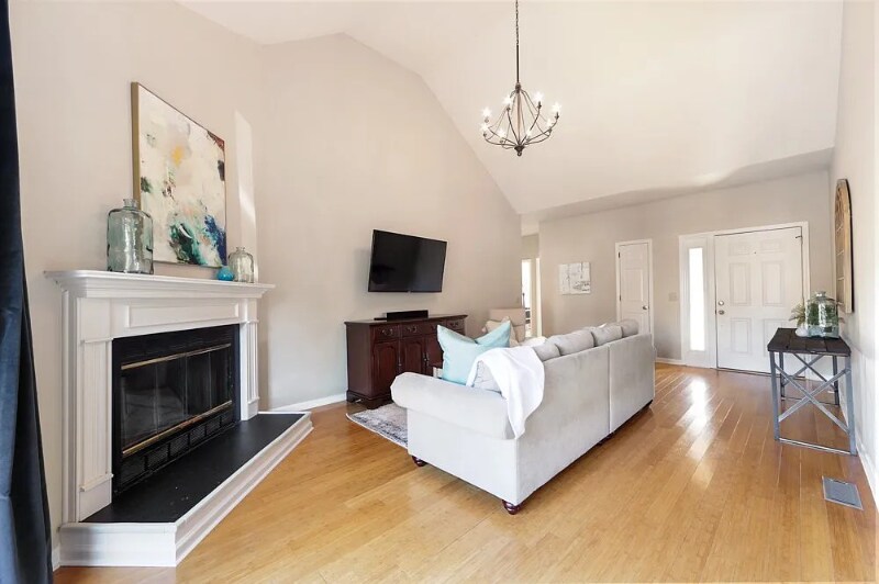 Building Photo - 404 Crestfield Ct