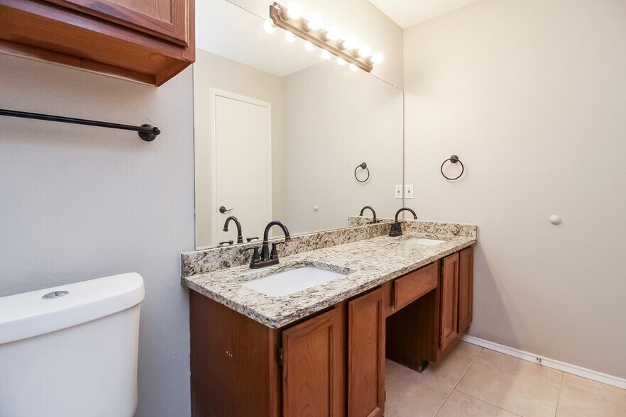 Building Photo - 8440 Auburn Dr