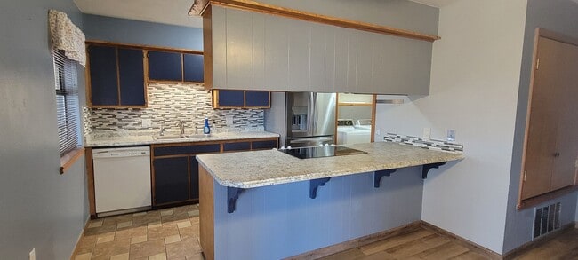 Building Photo - LARGE HOME ON QUIET STREET NEAR HOSPITAL