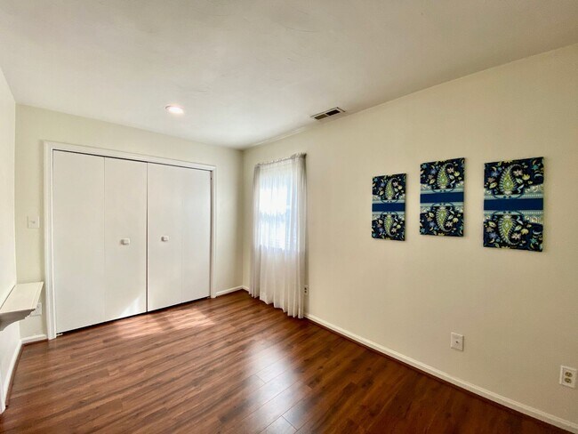 Building Photo - Charming Ranch-Style Home With Garage Avai...