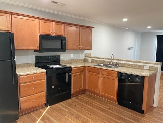 Building Photo - Townhome in Midway Park - Boyington Place!