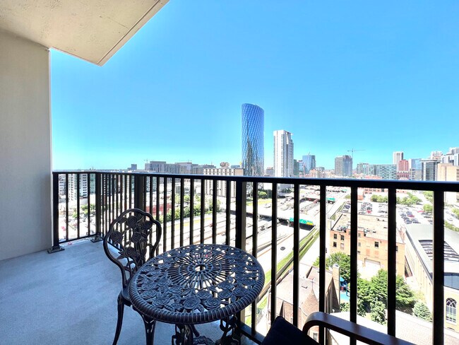 Building Photo - 210 S Desplaines St