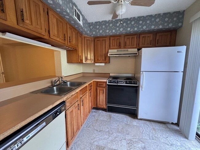 Building Photo - Super Cute Townhouse!