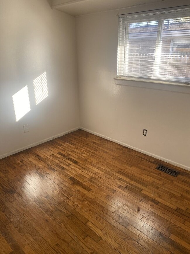 Building Photo - Cute with open floor plan, 3 bedroom, 1 bath Ranch with basement, freshly painted