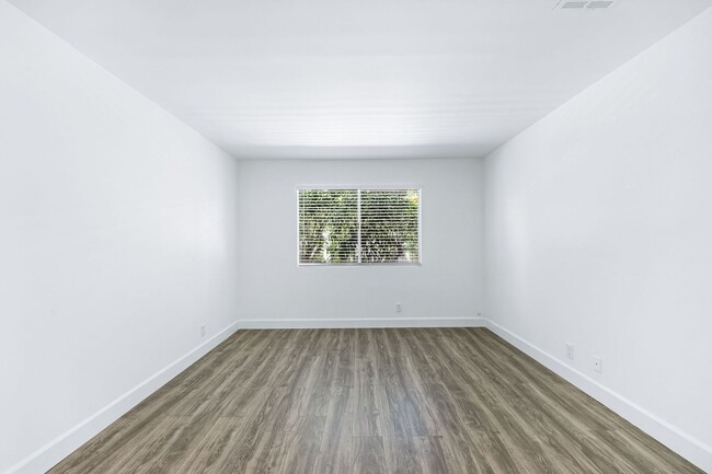 Building Photo - Limited-Time Move-In Special – $500 Deposi...