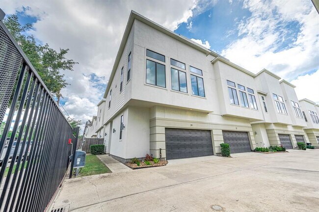 Primary Photo - 24 N Hutcheson St