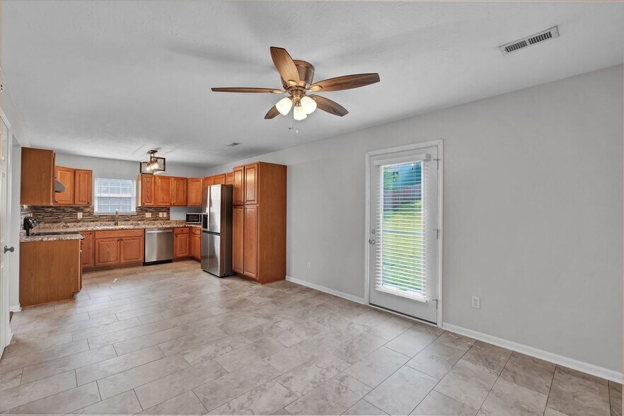 Building Photo - 204 Greenleaf Dr