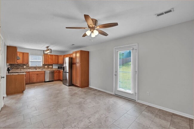 Building Photo - 204 Greenleaf Dr